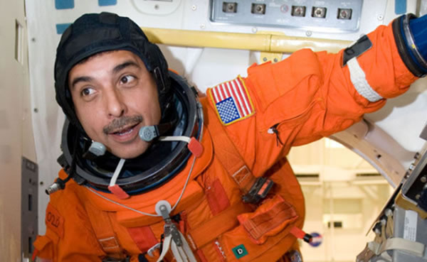 José Hernández practicando para un viaje espacial
